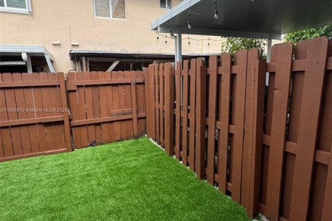 Townhouse in Miami, Florida 2 bedrooms, 80.64 sq.m. № 1956016 - photo 14