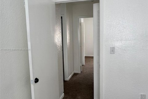 Townhouse in Miami, Florida 2 bedrooms, 80.64 sq.m. № 1956016 - photo 10