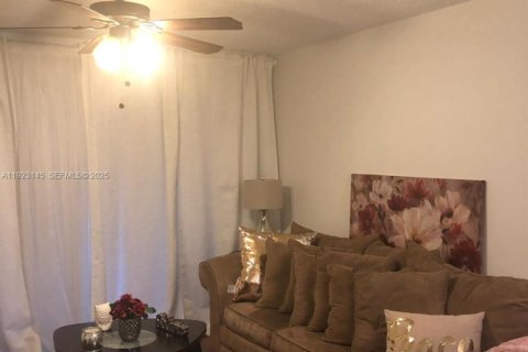 Condominio en alquiler en Coconut Creek, Florida, 1 dormitorio, 76.09 m2 № 1992190 - foto 3