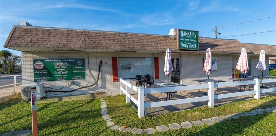 Commercial property in South Daytona, Florida 240.43 sq.m. № 2214583