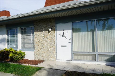 Condo in Holiday, Florida, 2 bedrooms  № 1817361 - photo 22