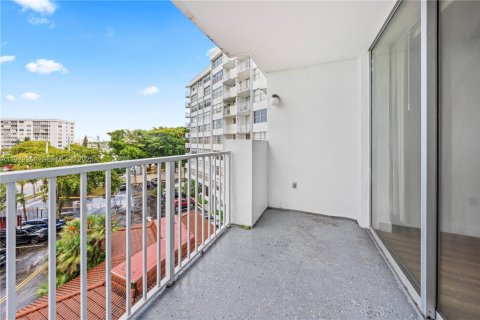 Copropriété à louer à Miami, Floride: 1 chambre, 76.64 m2 № 1976923 - photo 17