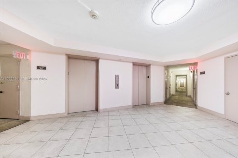 Copropriété à louer à Miami, Floride: 1 chambre, 76.64 m2 № 1976923 - photo 20