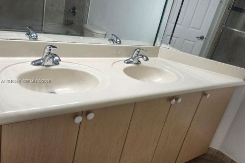 Touwnhouse à vendre à Miami, Floride: 4 chambres, 166.57 m2 № 1998314 - photo 6