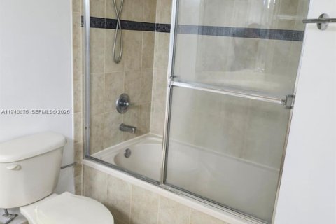 Touwnhouse à vendre à Miami, Floride: 4 chambres, 166.57 m2 № 1998314 - photo 4