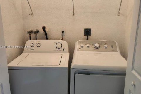 Touwnhouse à vendre à Miami, Floride: 4 chambres, 166.57 m2 № 1998314 - photo 3