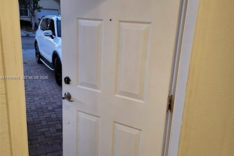 Touwnhouse à vendre à Miami, Floride: 4 chambres, 166.57 m2 № 1998314 - photo 2