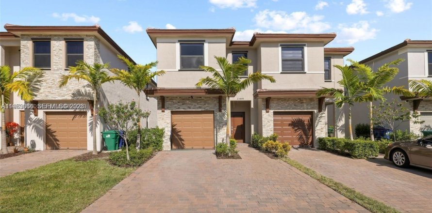 House in Homestead, Florida 3 bedrooms, 153.38 sq.m. № 2030738