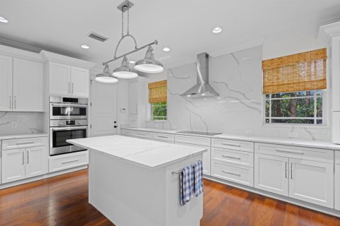 House in West Palm Beach, Florida 4 bedrooms, 392.88 sq.m. № 2146633 - photo 9