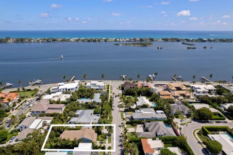 House in West Palm Beach, Florida 4 bedrooms, 392.88 sq.m. № 2146633 - photo 2