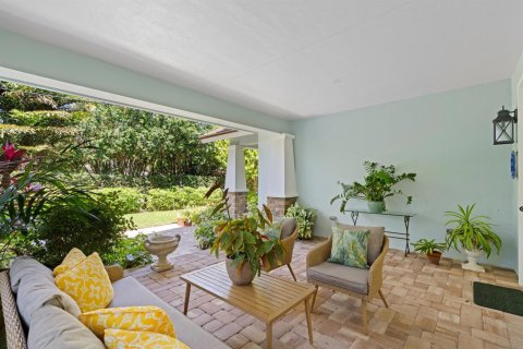 House in West Palm Beach, Florida 4 bedrooms, 392.88 sq.m. № 2146633 - photo 10