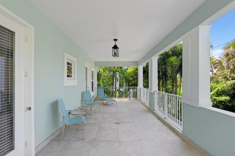 House in West Palm Beach, Florida 4 bedrooms, 392.88 sq.m. № 2146633 - photo 17