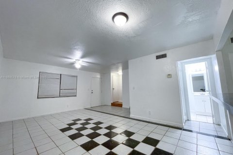 Снять в аренду таунхаус в Санрайз, Флорида 2 спальни, 114.83м2, № 1942429 - фото 6