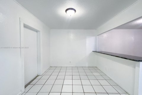 Снять в аренду таунхаус в Санрайз, Флорида 2 спальни, 114.83м2, № 1942429 - фото 2