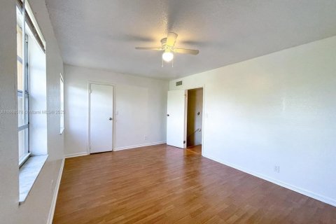 Снять в аренду таунхаус в Санрайз, Флорида 2 спальни, 114.83м2, № 1942429 - фото 17