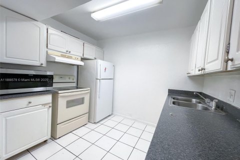 Снять в аренду таунхаус в Санрайз, Флорида 2 спальни, 114.83м2, № 1942429 - фото 5
