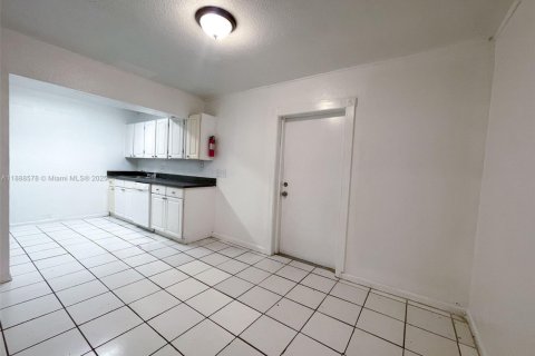 Снять в аренду таунхаус в Санрайз, Флорида 2 спальни, 114.83м2, № 1942429 - фото 3
