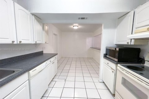 Снять в аренду таунхаус в Санрайз, Флорида 2 спальни, 114.83м2, № 1942429 - фото 4