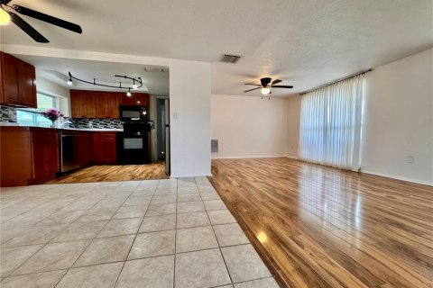 House in New Port Richey, Florida 3 bedrooms, 99.22 sq.m. № 1791503 - photo 7
