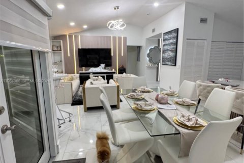 Villa ou maison à louer à Pembroke Pines, Floride: 3 chambres, 121.14 m2 № 2025970 - photo 4