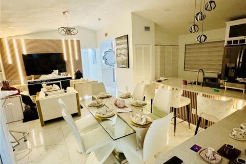 Villa ou maison à louer à Pembroke Pines, Floride: 3 chambres, 121.14 m2 № 2025970 - photo 10