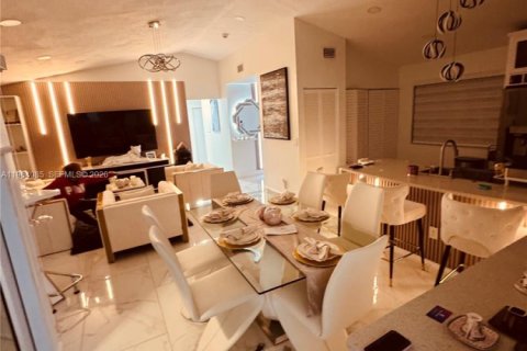 Villa ou maison à louer à Pembroke Pines, Floride: 3 chambres, 121.14 m2 № 2025970 - photo 3