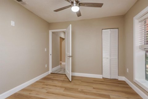 House in Palm Harbor, Florida 5 bedrooms, 389.07 sq.m. № 2118207 - photo 24
