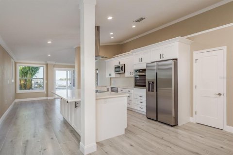 House in Palm Harbor, Florida 5 bedrooms, 389.07 sq.m. № 2118207 - photo 8