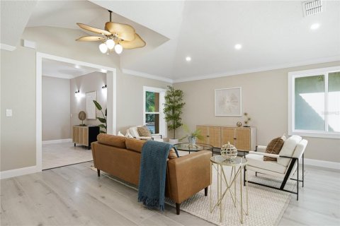 House in Palm Harbor, Florida 5 bedrooms, 389.07 sq.m. № 2118207 - photo 11