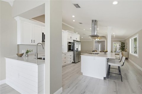 House in Palm Harbor, Florida 5 bedrooms, 389.07 sq.m. № 2118207 - photo 7