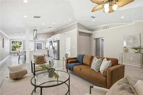 House in Palm Harbor, Florida 5 bedrooms, 389.07 sq.m. № 2118207 - photo 10