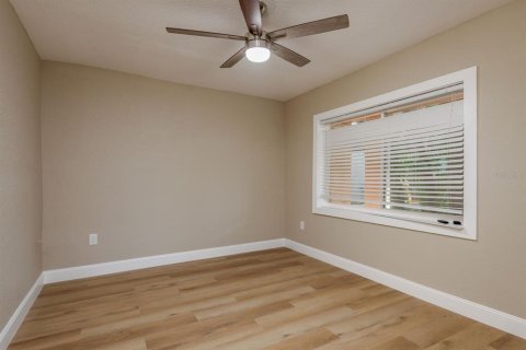 House in Palm Harbor, Florida 5 bedrooms, 389.07 sq.m. № 2118207 - photo 19