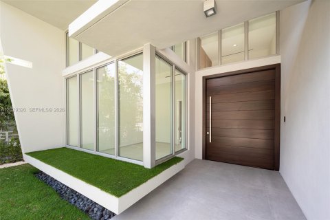 House in Miami, Florida 6 bedrooms, 497.03 sq.m. № 2185499 - photo 5