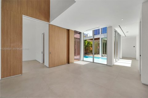 House in Miami, Florida 6 bedrooms, 497.03 sq.m. № 2185499 - photo 8