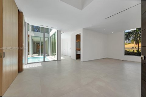 House in Miami, Florida 6 bedrooms, 497.03 sq.m. № 2185499 - photo 7