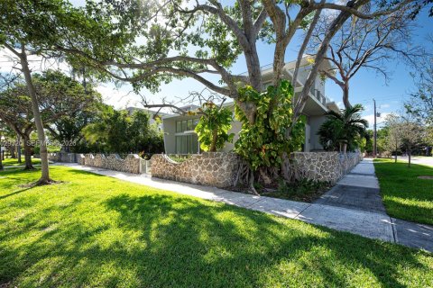 House in Miami, Florida 6 bedrooms, 497.03 sq.m. № 2185499 - photo 3