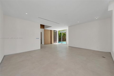 House in Miami, Florida 6 bedrooms, 497.03 sq.m. № 2185499 - photo 14