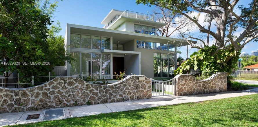 House in Miami, Florida 6 bedrooms, 497.03 sq.m. № 2185499