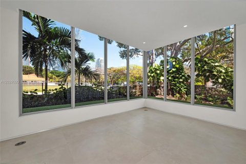 House in Miami, Florida 6 bedrooms, 497.03 sq.m. № 2185499 - photo 12