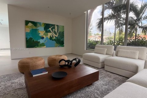 House in Miami, Florida 6 bedrooms, 497.03 sq.m. № 2185499 - photo 13