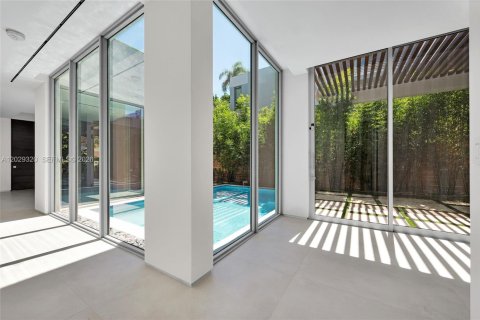 House in Miami, Florida 6 bedrooms, 497.03 sq.m. № 2185499 - photo 24