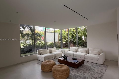 House in Miami, Florida 6 bedrooms, 497.03 sq.m. № 2185499 - photo 10
