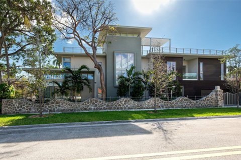 House in Miami, Florida 6 bedrooms, 497.03 sq.m. № 2185499 - photo 2
