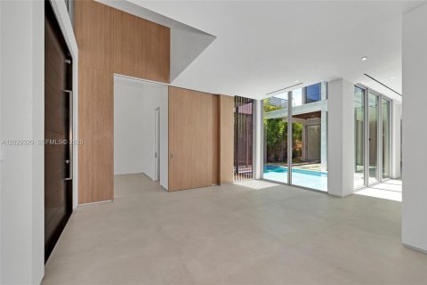 House in Miami, Florida 6 bedrooms, 497.03 sq.m. № 2185499 - photo 6