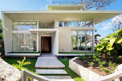 House in Miami, Florida 6 bedrooms, 497.03 sq.m. № 2185499 - photo 4