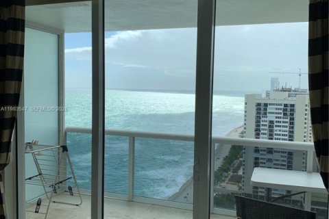 Condo in Hallandale Beach, Florida, 3 bedrooms  № 2053106 - photo 13