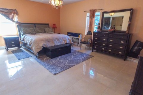 House in Plant City, Florida 5 bedrooms, 287.53 sq.m. № 1580816 - photo 24