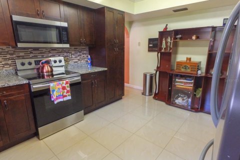 House in Plant City, Florida 5 bedrooms, 287.53 sq.m. № 1580816 - photo 18