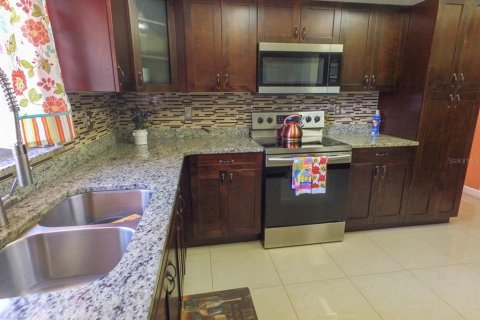 House in Plant City, Florida 5 bedrooms, 287.53 sq.m. № 1580816 - photo 17