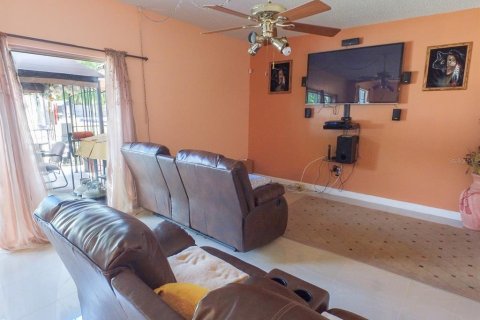 House in Plant City, Florida 5 bedrooms, 287.53 sq.m. № 1580816 - photo 12